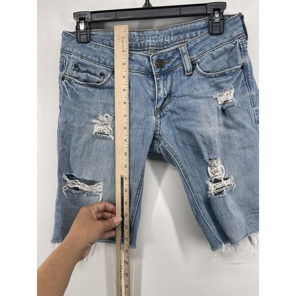 B Bullhead Size 1 Long Short Distressed Light Wash Denim Jean Bermuda Shorts - Picture 8 of 12